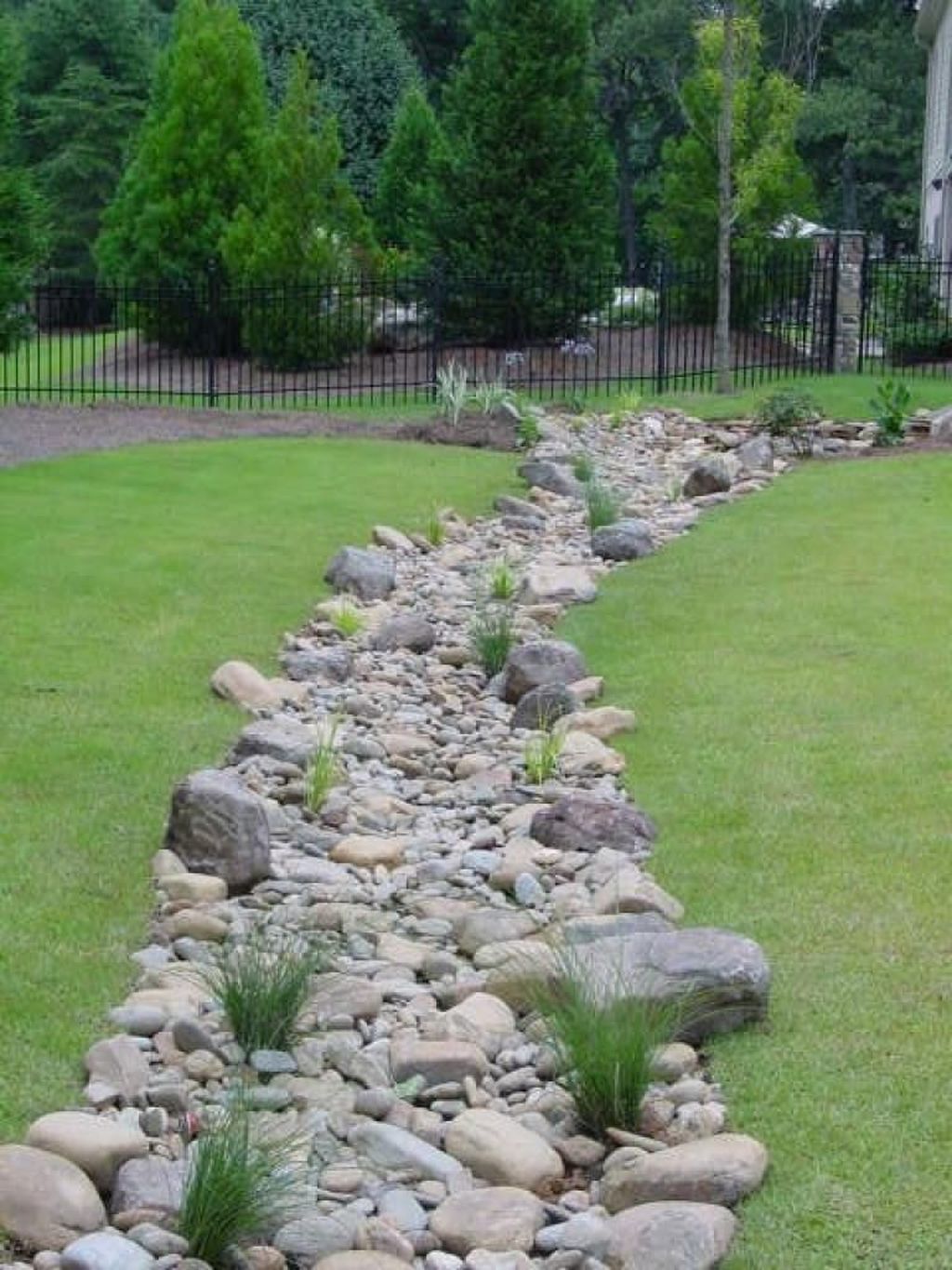 34 Awesome River Rock Landscaping Ideas - MAGZHOUSE