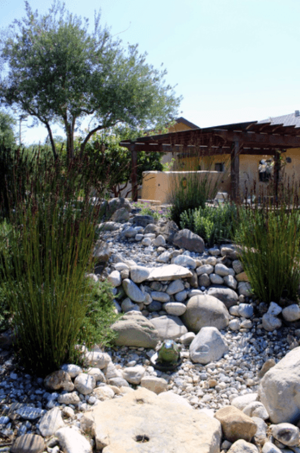 34 Awesome River Rock Landscaping Ideas - MAGZHOUSE