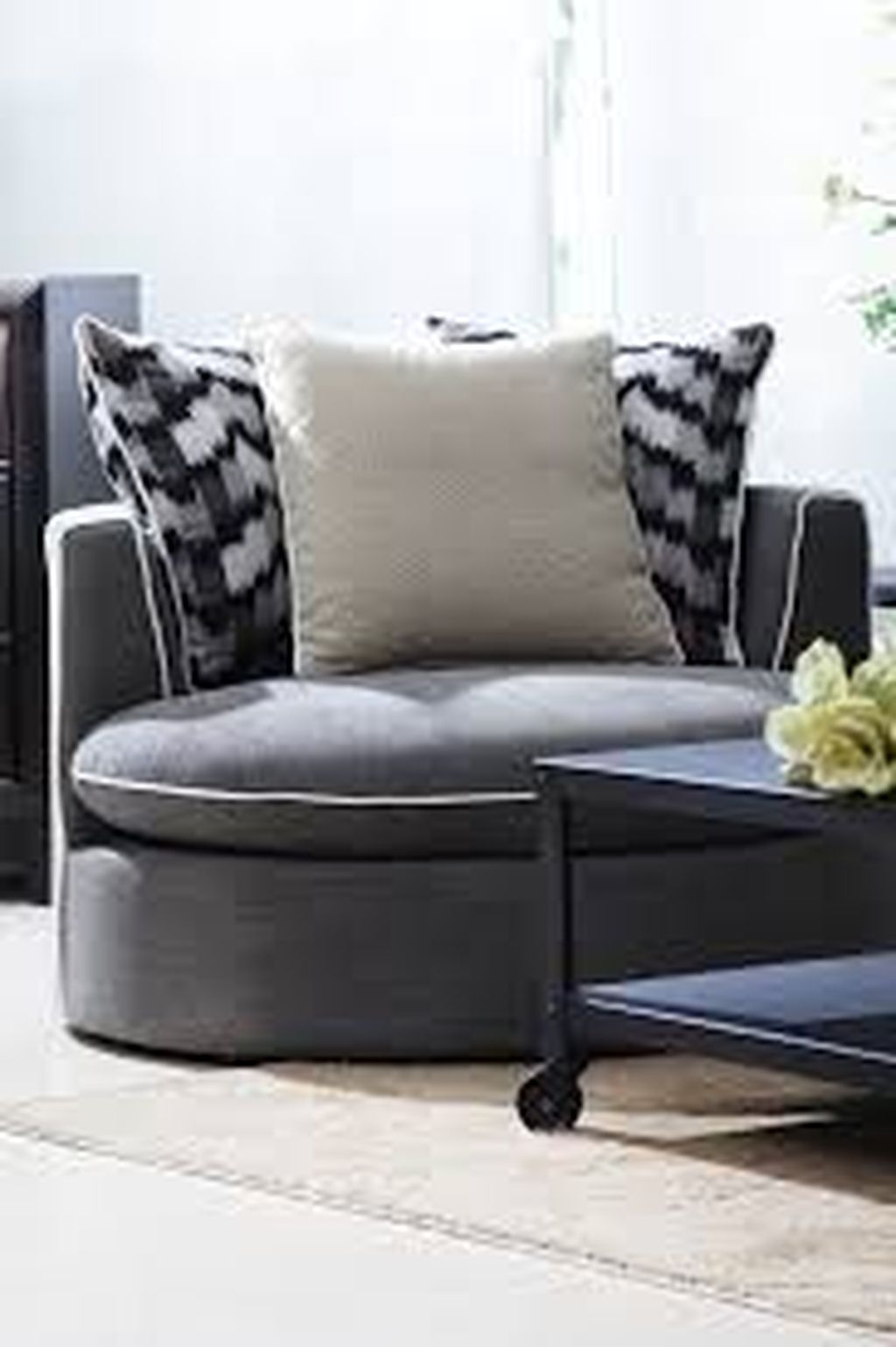32 Gorgeous Comfy Chairs Design Ideas For Cozy Living Room - MAGZHOUSE