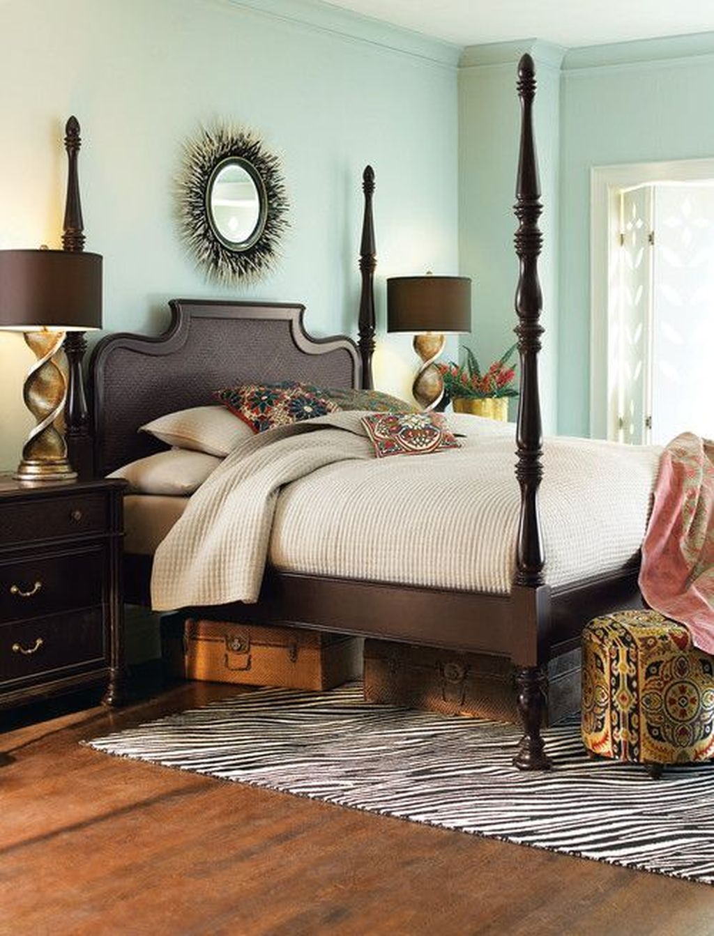 33 Inspiring Traditional Bedroom Decor Ideas - MAGZHOUSE