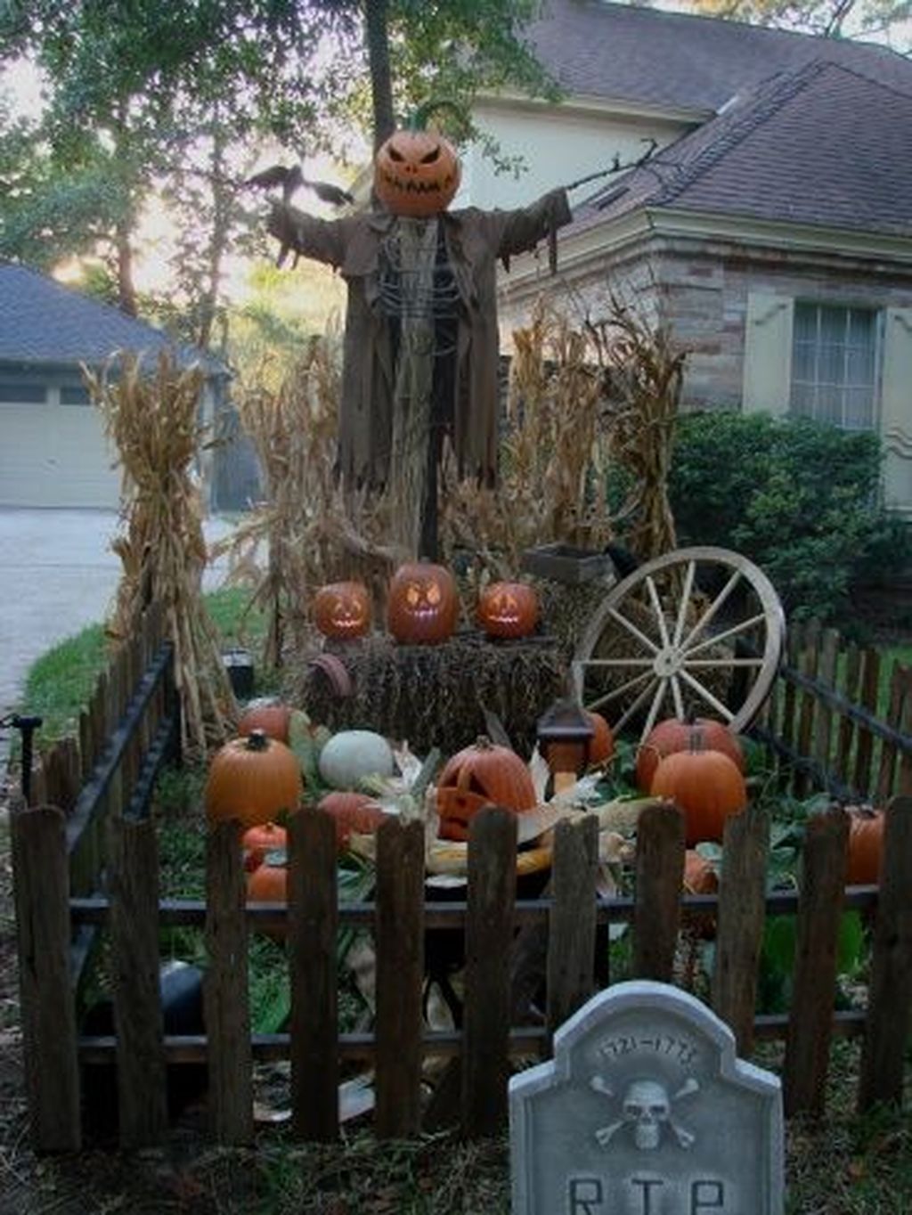 31 Awesome Halloween Backyard Party Decorations Ideas - Awesome Halloween BackyarD Party Decorations IDeas 12