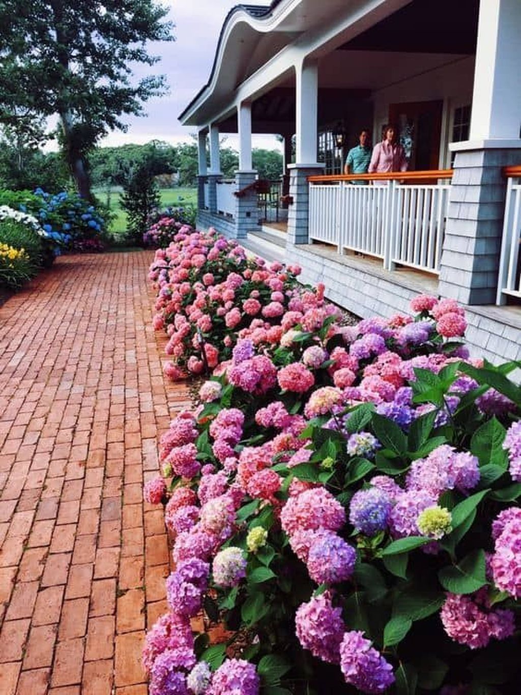 35 Beautiful Flower Beds Design Ideas In Front Of House - MAGZHOUSE