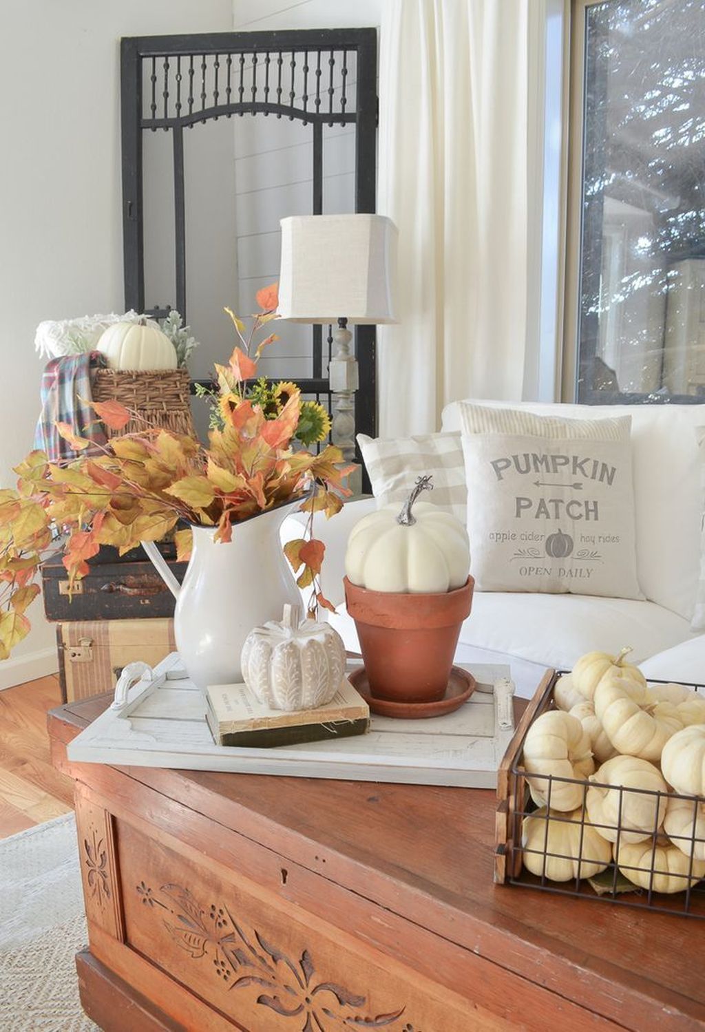 34 Inspiring Fall Living Room Decor Ideas On A Budget - MAGZHOUSE