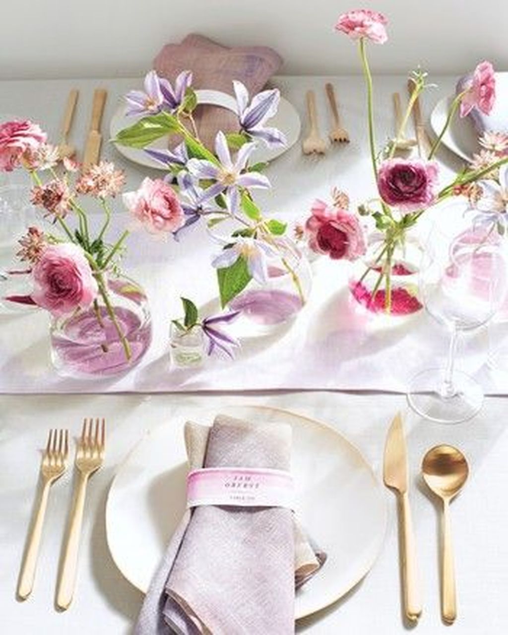 35 Lovely Bud Vase Centerpiece Decor Ideas For Your Dining Table