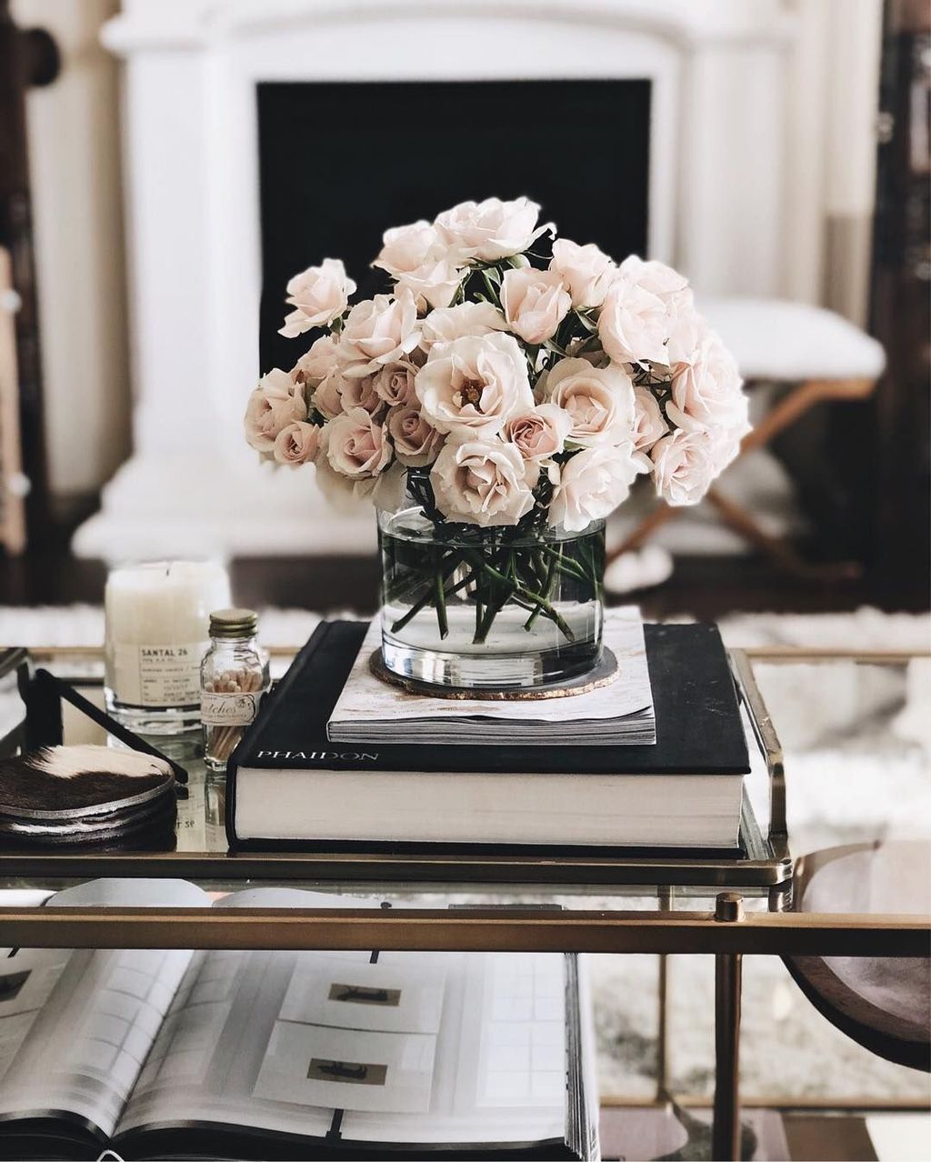 32 Lovely Coffee Table Decor Ideas - MAGZHOUSE