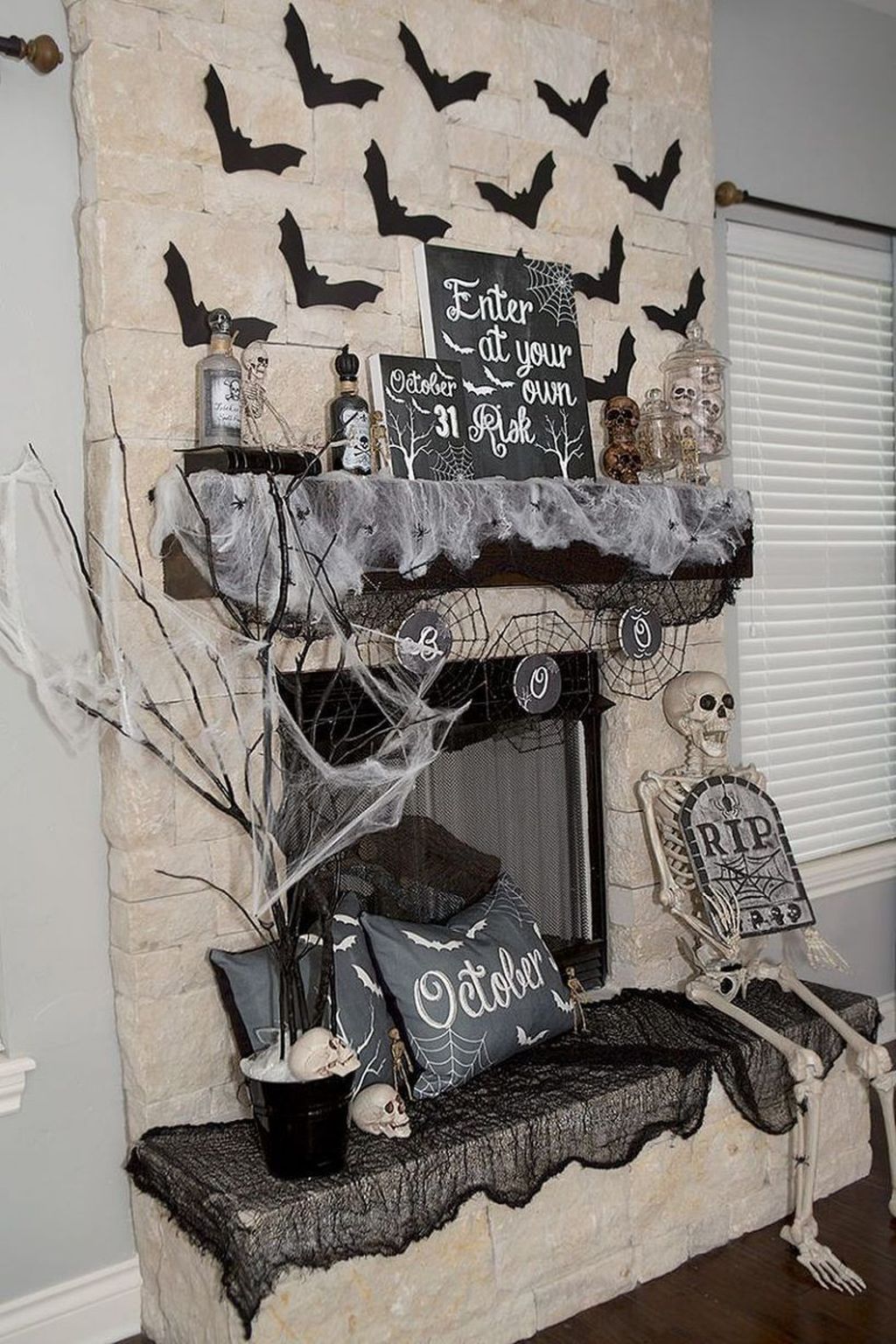 Black And White Halloween Decor
 33 Stunning Black And White Halloween Decor Ideas For Your Home MAGZHOUSE