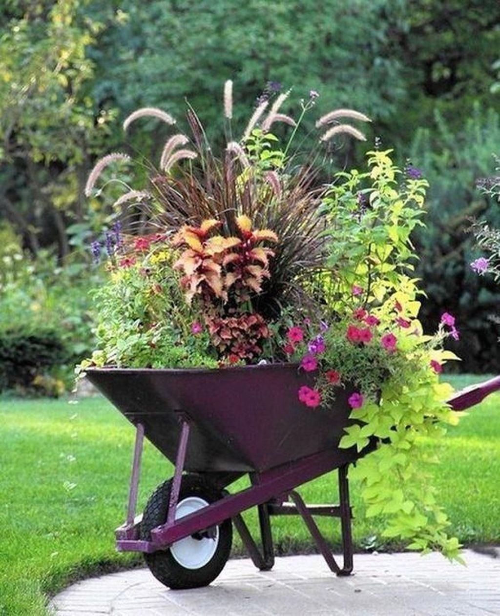 Stunning Garden Decoration Ideas 02 - MAGZHOUSE