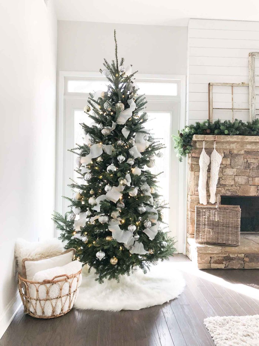 33 Amazing Winter Christmas Tree Design And Decor Ideas - MAGZHOUSE