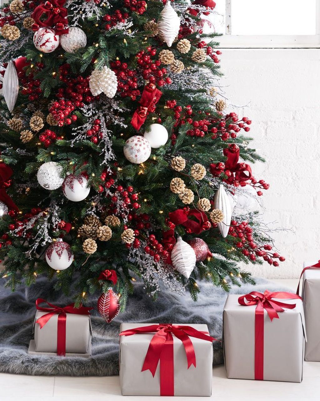 Amazing Winter Christmas Tree Design And Decor Ideas 10 - MAGZHOUSE