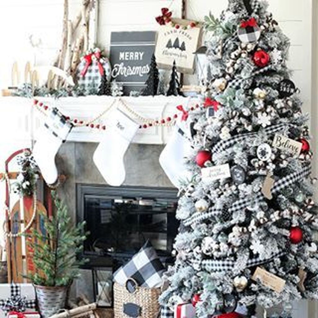 Amazing Winter Christmas Tree Design And Decor Ideas 21 - MAGZHOUSE