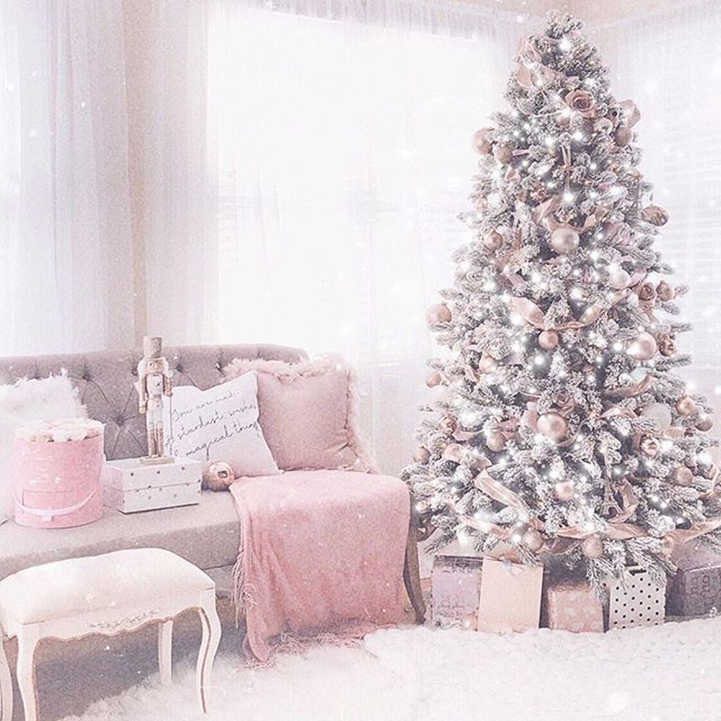 Amazing Winter Christmas Tree Design And Decor Ideas 22