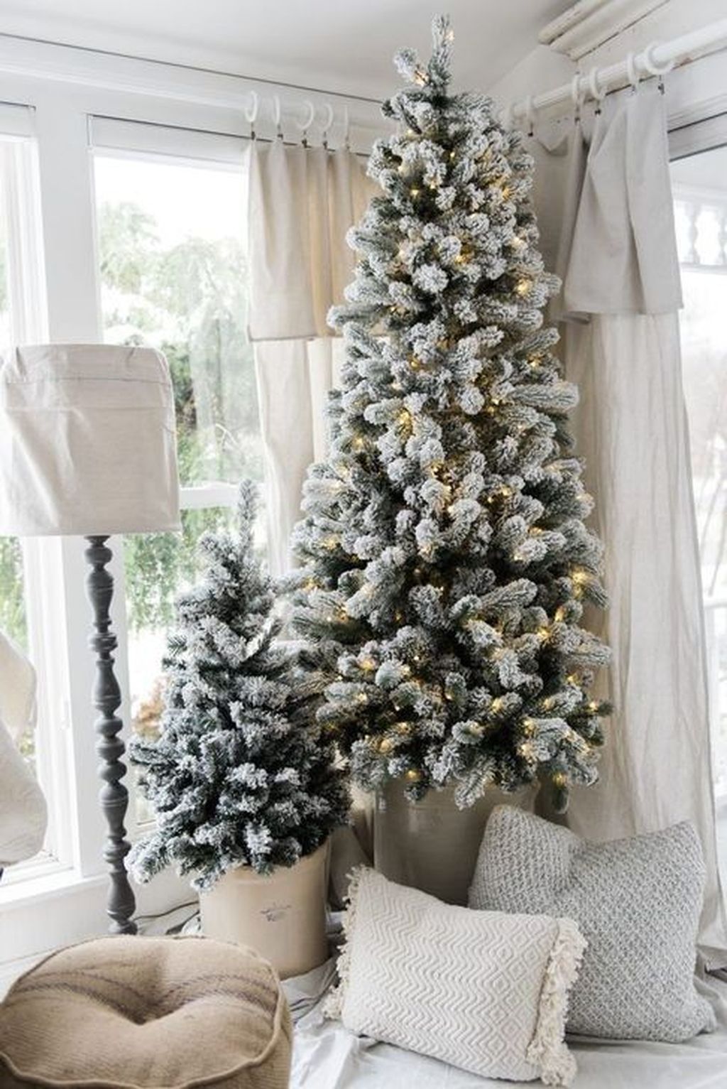 34 Beautiful Christmas Tree Decorations Ideas - MAGZHOUSE