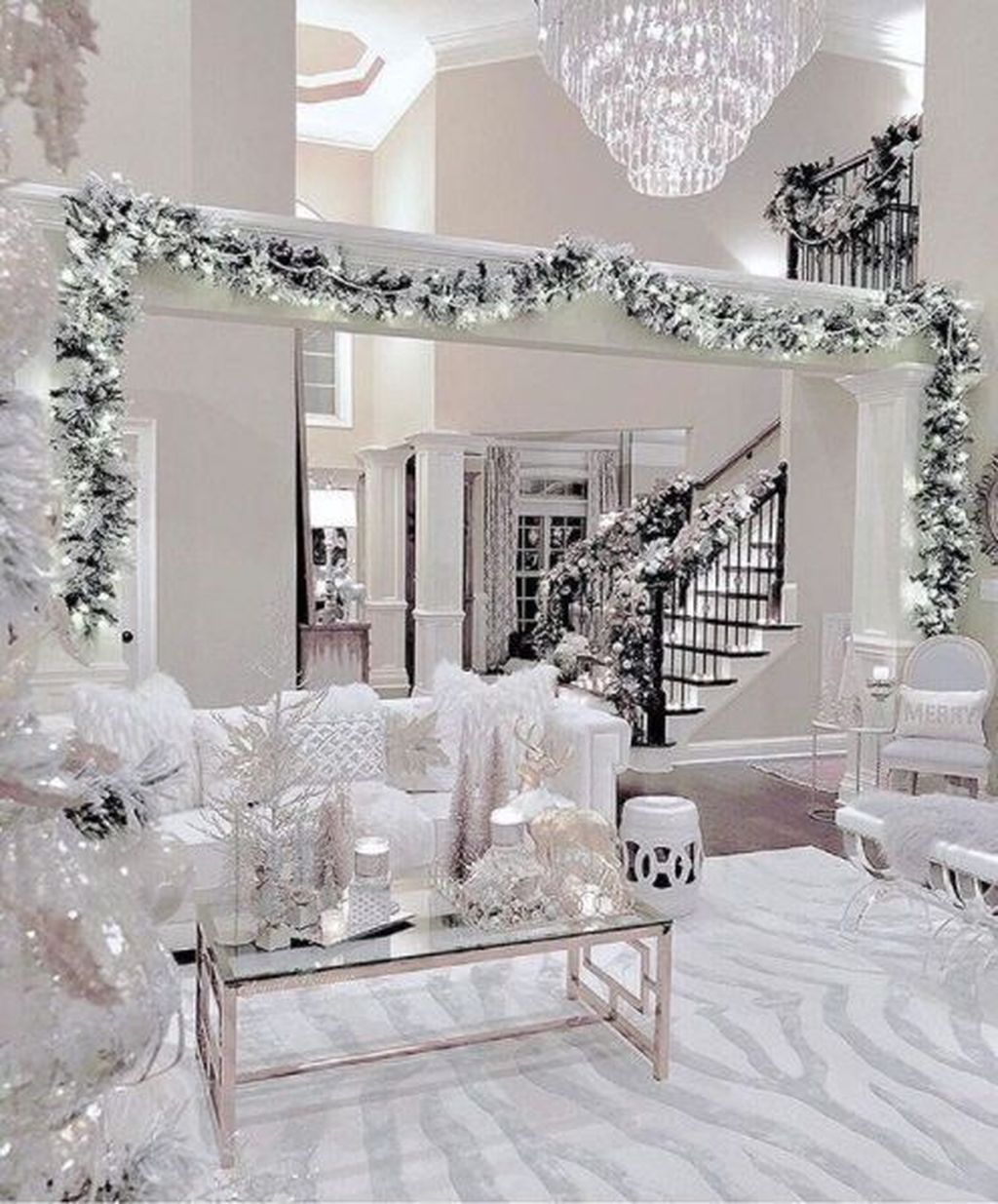 35 Lovely Christmas Living Room Decor Ideas - MAGZHOUSE