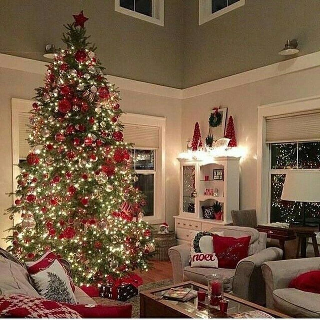 35 Lovely Christmas Living Room Decor Ideas - MAGZHOUSE