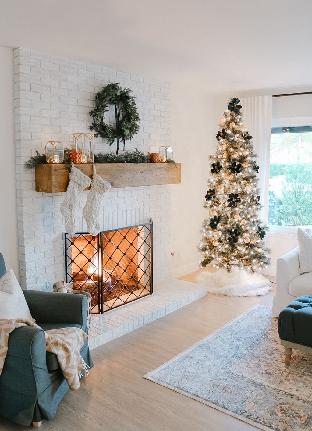 35 Lovely Christmas Living Room Decor Ideas - MAGZHOUSE