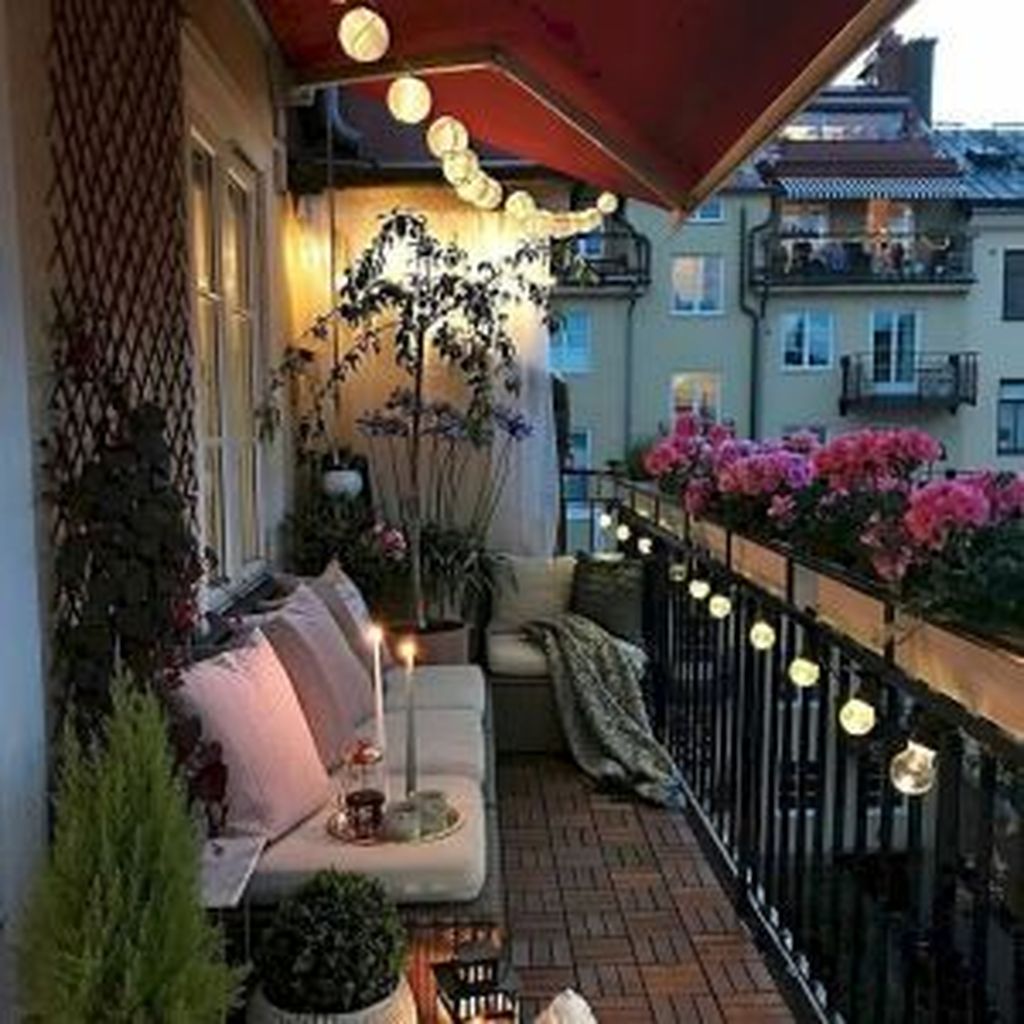 Lovely Small Apartment Balcony Design And Decor Ideas 14