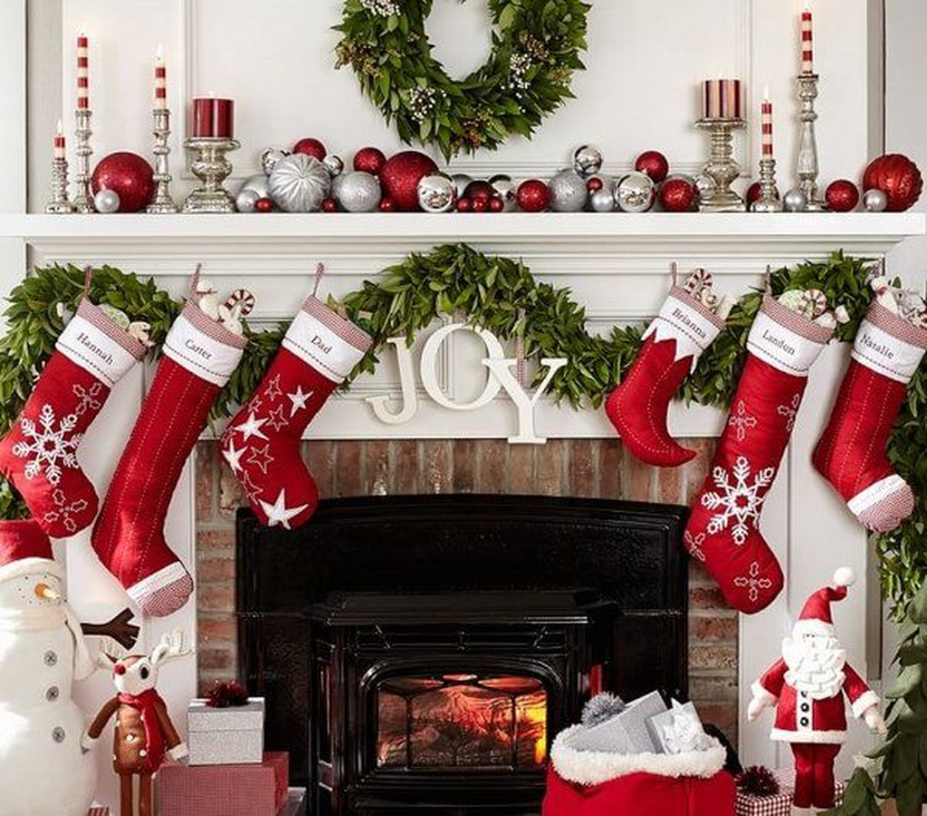 Popular Christmas Fireplace Mantel Decorations That You Like 32