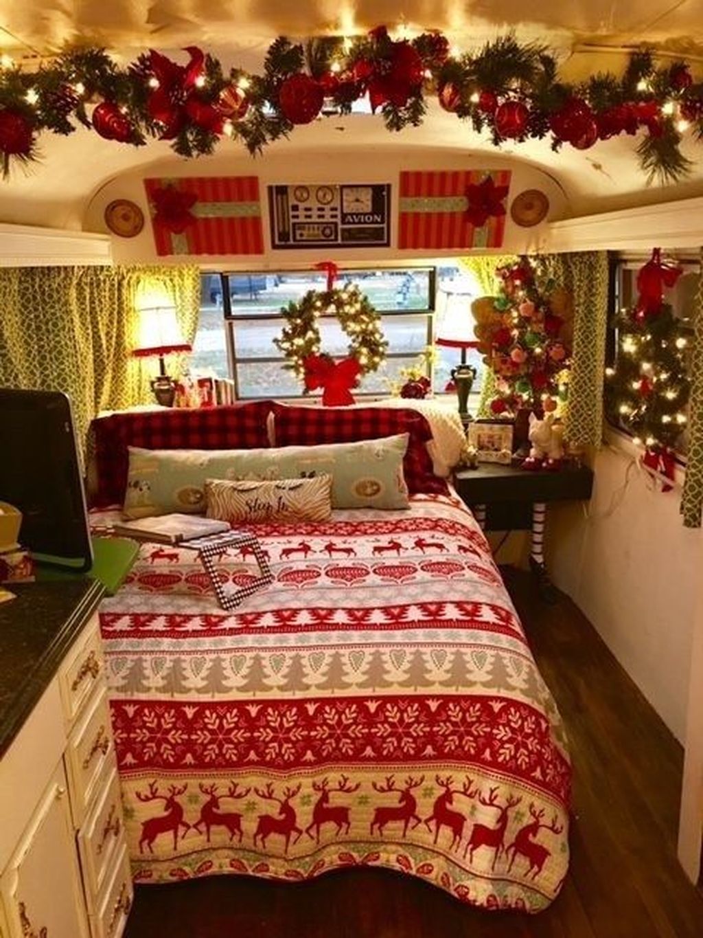 Stunning RV Christmas Decorations Ideas 06 - MAGZHOUSE