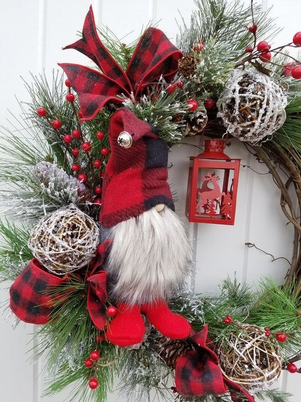 33 Amazing Christmas Wreaths Decoration Ideas - MAGZHOUSE