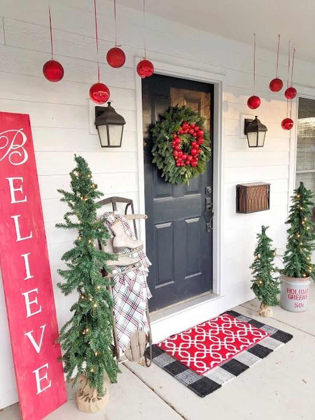 34 Beautiful Christmas Porch Decorating Ideas - MAGZHOUSE