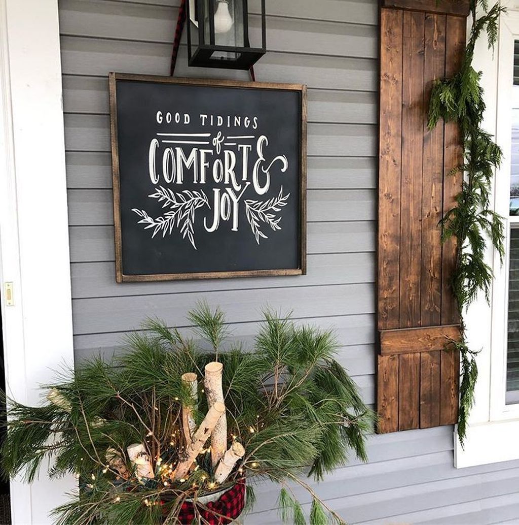 Beautiful Christmas Porch Decorating Ideas 21