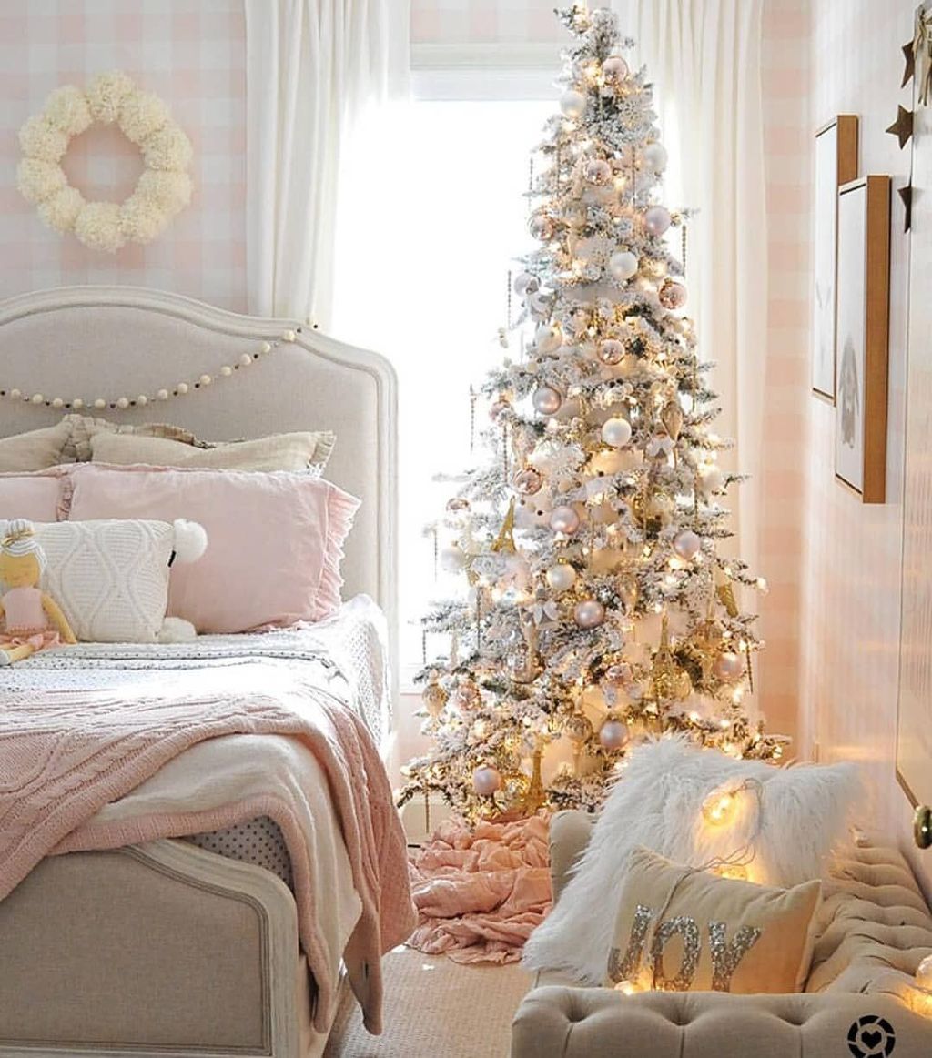 35 Inspiring Bedroom Decoration Ideas With Christmas Tree Magzhouse