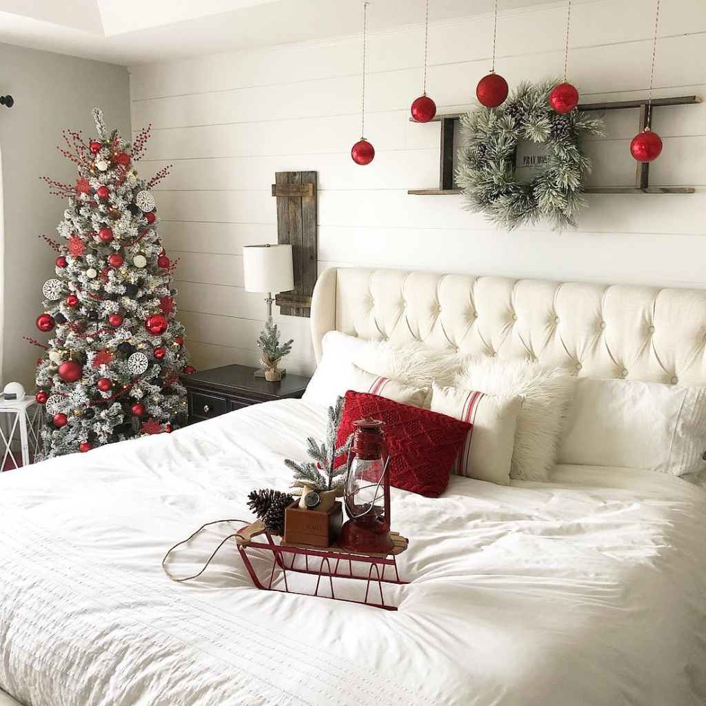 35 Inspiring Bedroom Decoration Ideas With Christmas Tree - MAGZHOUSE