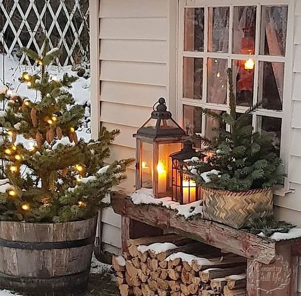 Stunning Winter Porch Decor Ideas That You Will Like 02