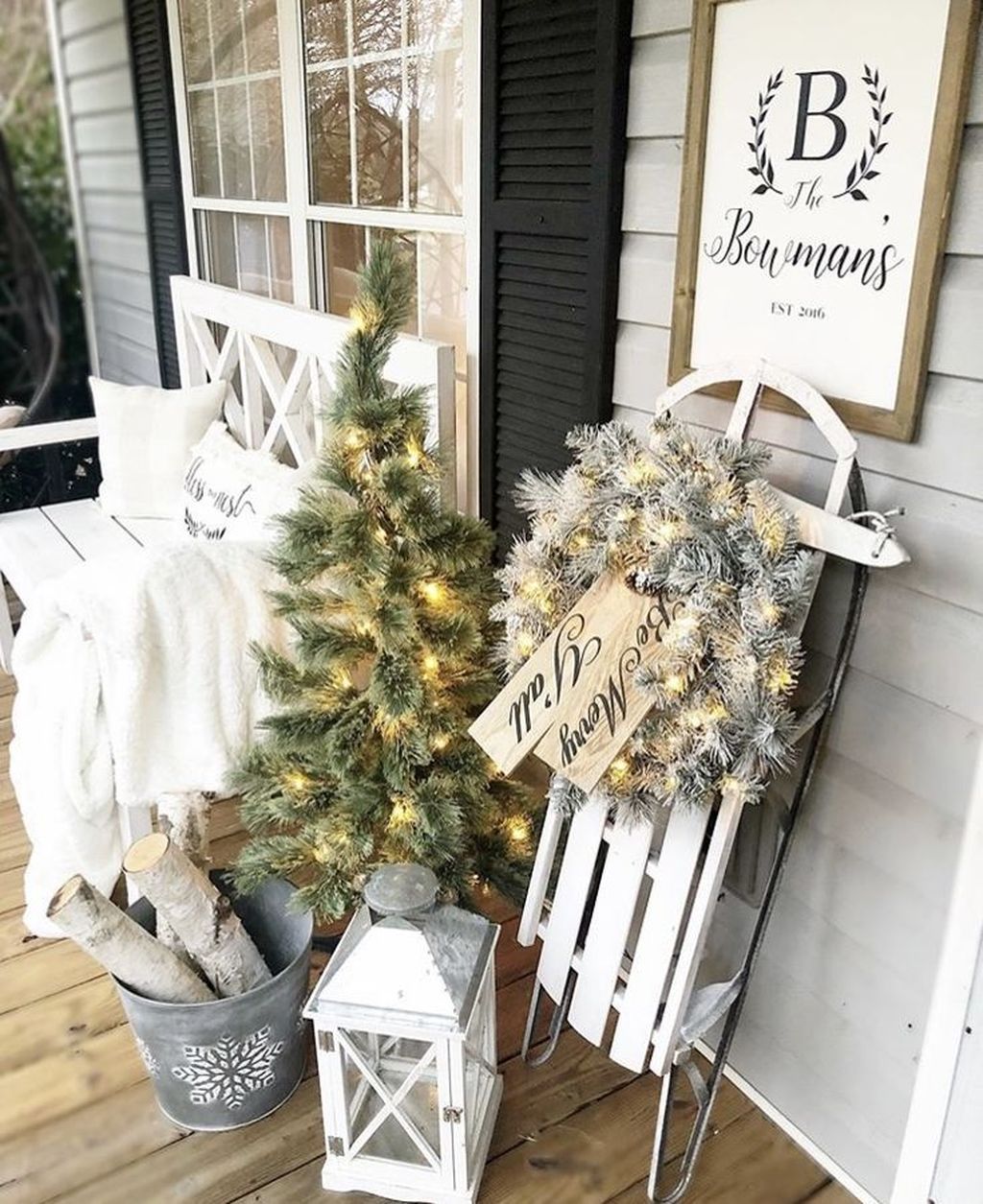 30 Stunning Winter Porch Decor Ideas That You Will Like - MAGZHOUSE