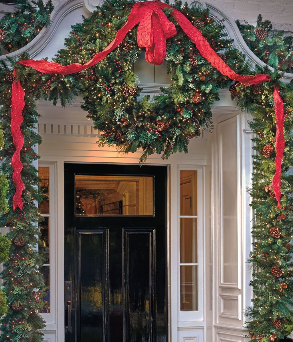 The Best Christmas Front Door Decorations Ideas 02 - MAGZHOUSE