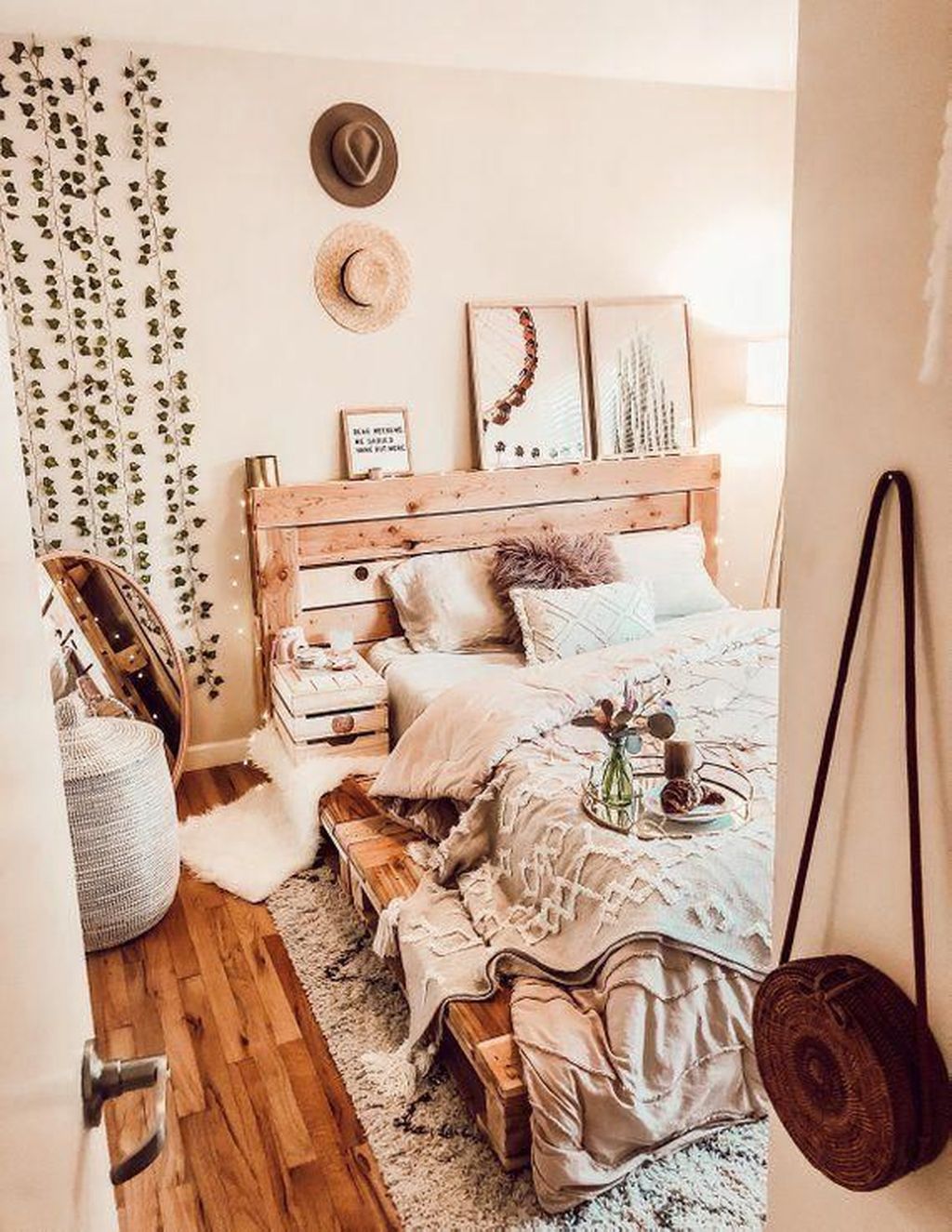 36 Lovely Attic Bedroom Ideas With Bohemian Style - MAGZHOUSE