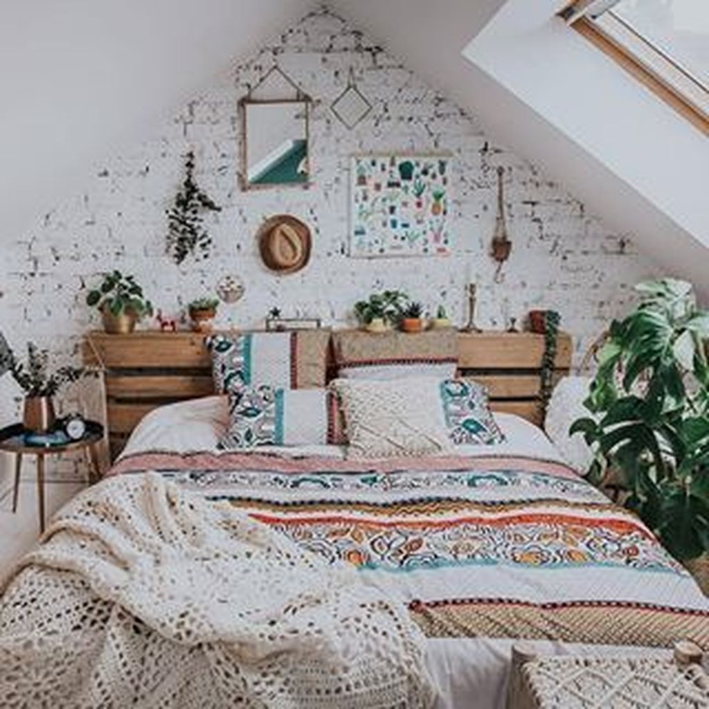 Lovely Attic Bedroom Ideas With Bohemian Style 23