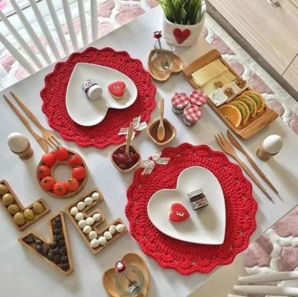Inspiring Romantic Dining Table Decor Ideas 31