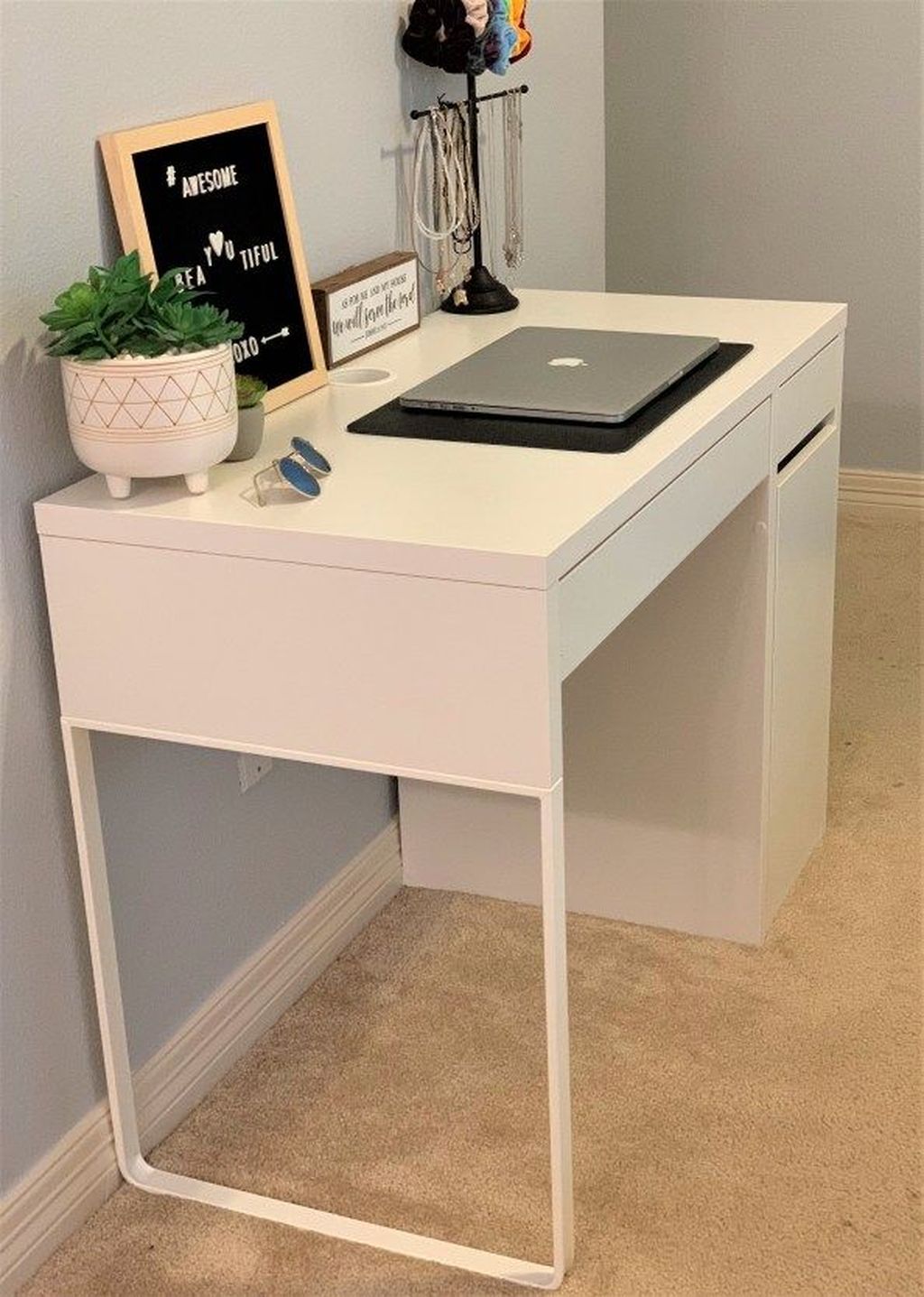 38 Perfect Bedroom Desk Ideas - MAGZHOUSE