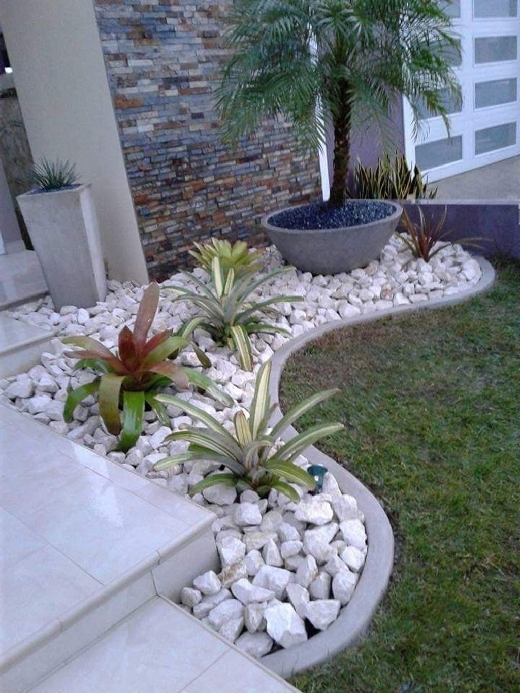 20+ Small Front Yard Landscaping Ideas With Rocks - MAGZHOUSE