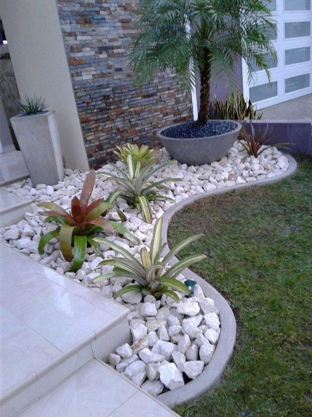 How To Design A Small Front Yard Landscape - Design Talk