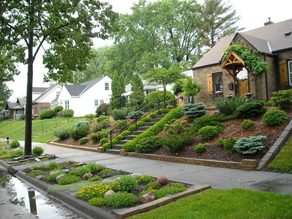 20 Sloping Front Yard Landscaping Ideas MAGZHOUSE